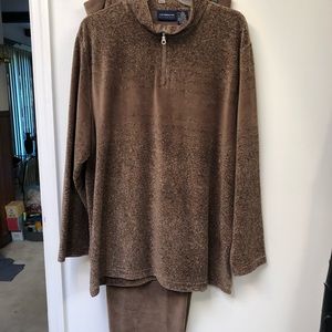 liz claiborne Activewear suit Size XL (pullover & Elastic Waist Pants).